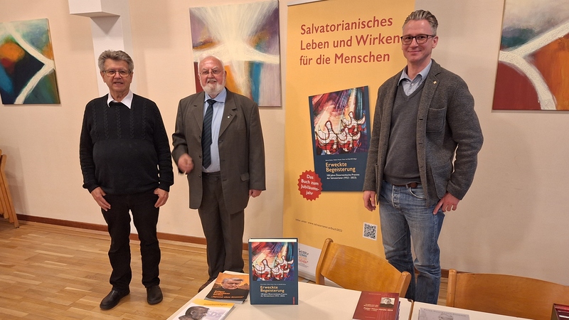 P. Erhard Rauch, P. Leo Thenner und Martin Kolozs bei der Buchpräsentation „Erweckte Begeisterung“ in der Salvatorpfarre in Graz, 21.4.2024 / Salvatorpfarre Graz