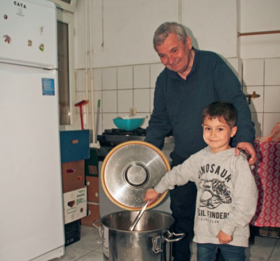 Caritas Direktor Herbert Grün / Salvatorianer Der kleine Georg geht Caritas Direktor Herbert Grün zur Hand bei der Zubereitung der Suppe für das Obdachlosenheim