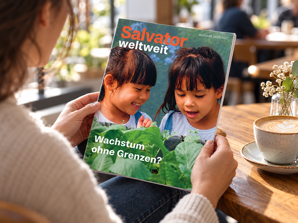 Lesestoff, der Hoffnung wachsen lässt: Die neue Ausgabe 2026/2027 von „Salvator weltweit“ zeigt, wie Menschen rund um den Globus durch Bildung, Gemeinschaft und gelebte Solidarität neue Perspektiven gewinnen.