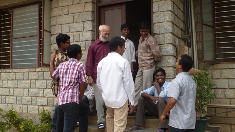 „Was den Kindern in Sri Lanka an Geld fehlt, das machen sie mit Kreativität wett.“ (P. Thomas Runggaldier)
