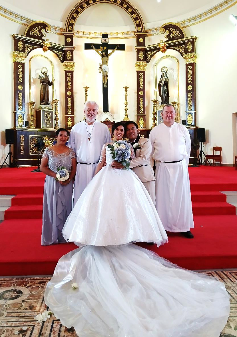 Ein Muss: Foto mit Brautmutter und Brautpaar. Der Kleiderverleih profitierte. Vorgegeben war graublau oder blau für die Damen. Für die Herren reichte es, wenn sie mit dem festlichen Philippinohemd erschienen. / Josef Wilfing SDS Ein Muss: Foto mit Brautmutter und Brautpaar. Der Kleiderverleih profitierte. Vorgegeben war graublau oder blau für die Damen. Für die Herren reichte es, wenn sie mit dem festlichen Philippinohemd erschienen.