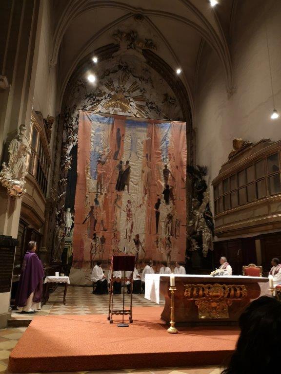 Das Fastentuch 2020 in der Michaelerkirche stammt vom Osttiroler Künstler Michael Hedwig
