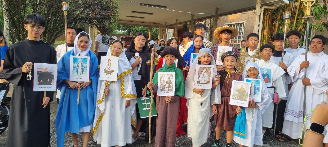 Die Kinder und Jugendlichen vor der 'Allerheiligenparade'