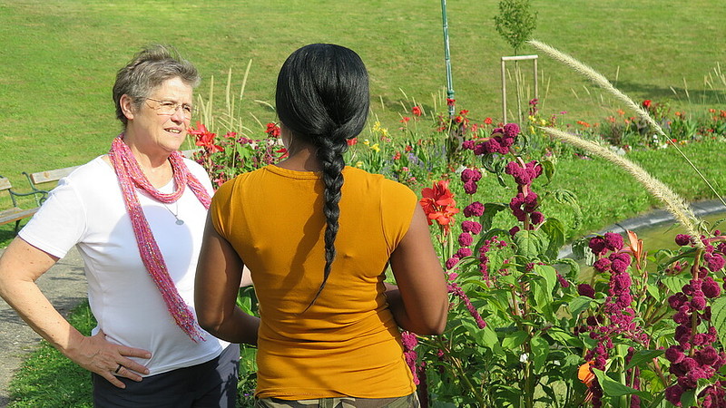 SOLWODI setzt sich für eine Verbesserung der Stellung von Frauen ein, die in ihren Heimatländern oder in Europa in eine große Notlage bis hin zur Prostitution geraten sind. Auch die Salvatorianerin Sr. Maria Schlackl (l.) kämpf