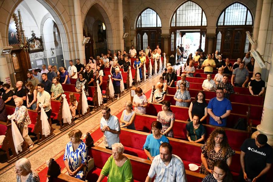 Die Kirche war bis auf den letzten Platz gefüllt
