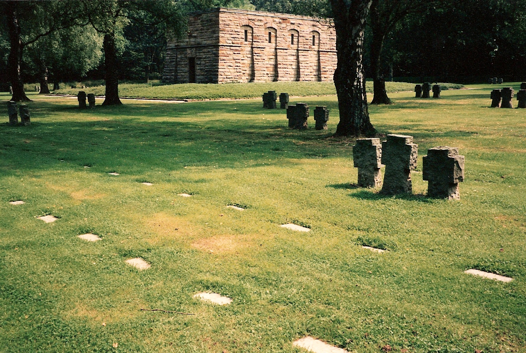 Ehrenfriedhof in Donsbrüggen, Gemeinde Kleve, Deutschland, vorne der Grabstein von Josef Savelsberg / Johan Moris, 1997