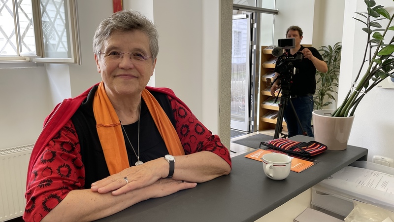 Sr. Maria Schlackl bei Dreh der TV-Sendung  'FeierAbend'
