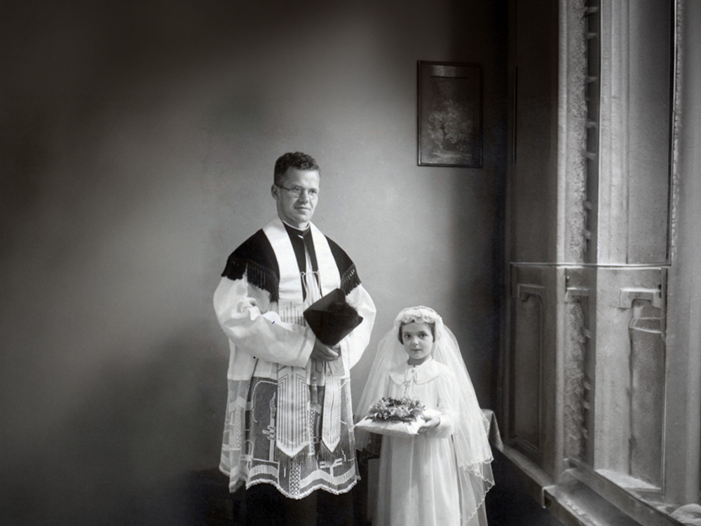 Primiz P. Titus Helde; Hintergrund tw. KI generiert
